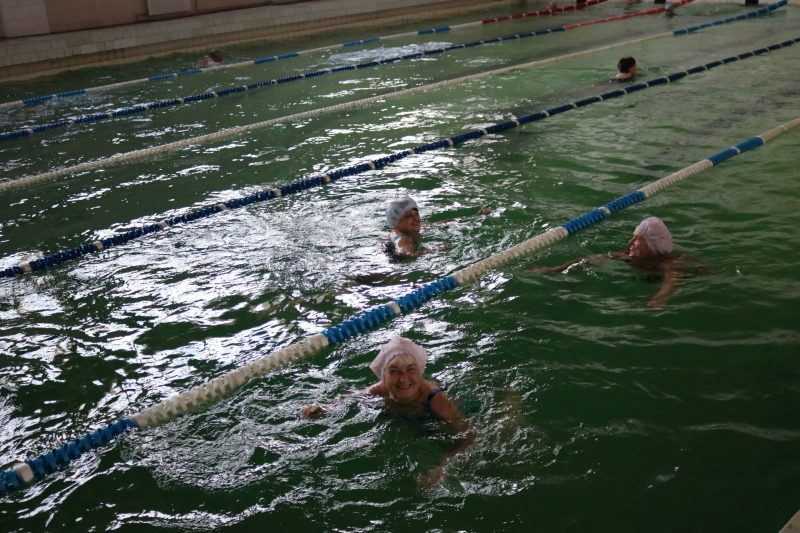 Группа бабушек плавает в бассейне три раза в неделю