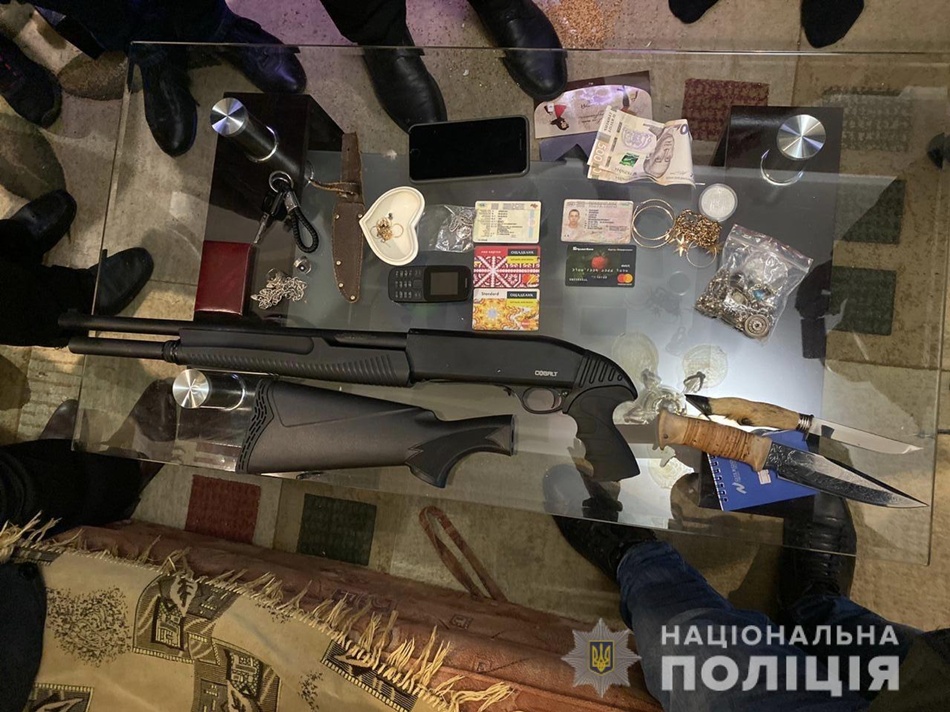 Изъято оружие, деньги и личные документы преступников /фото: ГУНП в Запорожской области