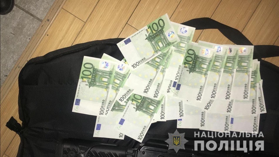 Изъятые деньги, полученные преступным путем /фото: ГУНП в Запорожской области
