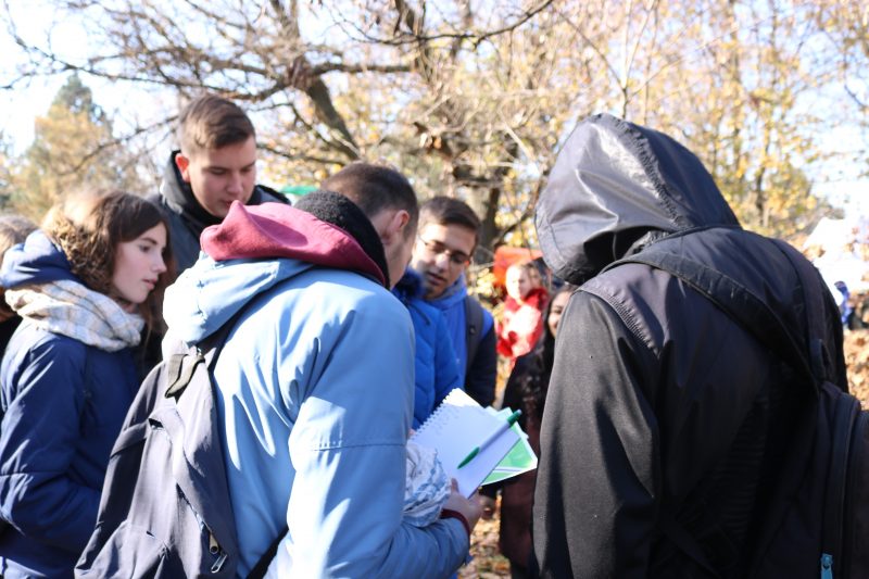  Участники экологической акции высадили на Хортице сотню деревьев