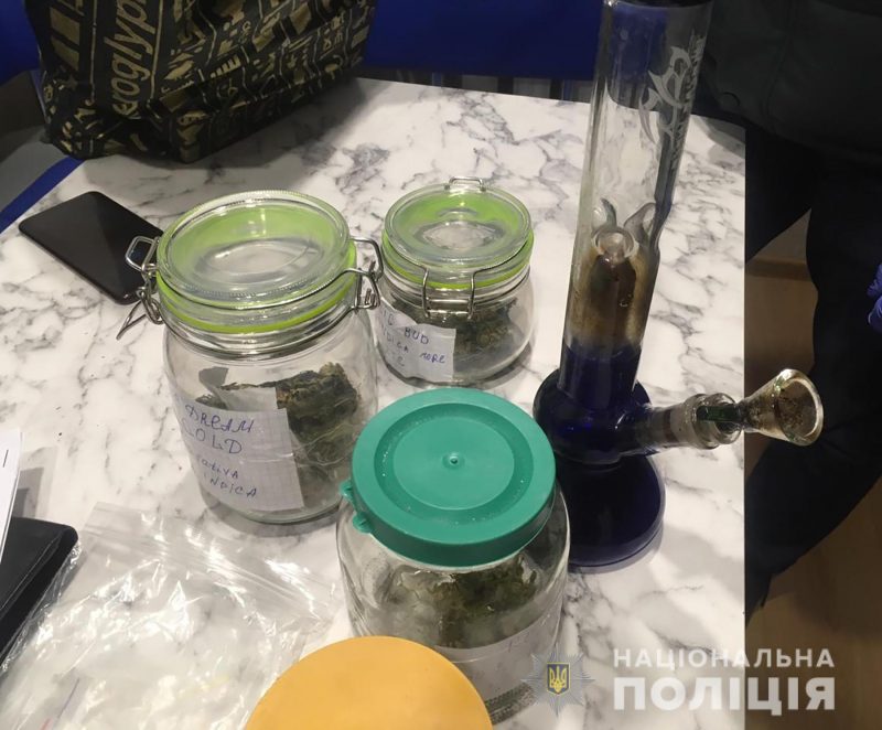 В Запорожье парень пытался отправить наркотики посылкой