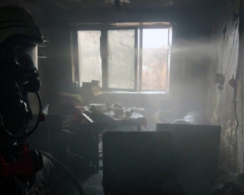 25 спасателей боролись с огнем в многоэтажке на улице Добролюбова
