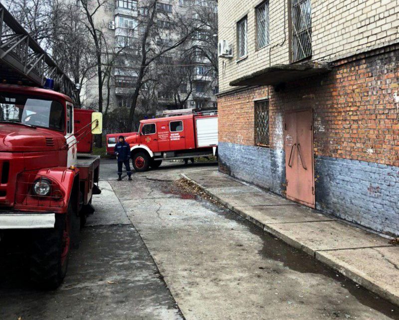 25 спасателей боролись с огнем в многоэтажке на улице Добролюбова