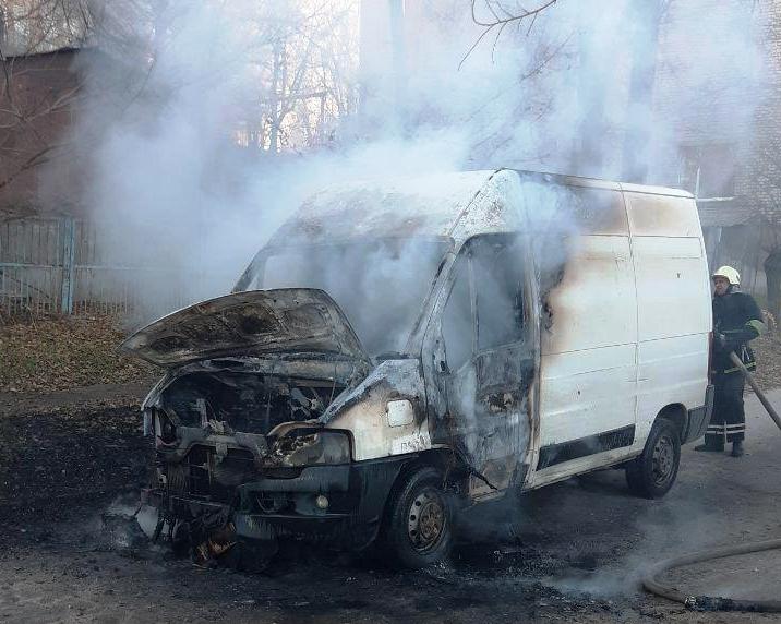 В Днепровском районе загорелся автомобиль