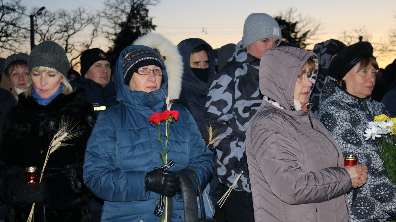 Запорожцы пришли со свечами и колосками пшеницы на митинг-реквием в память о жертвах Голодомора