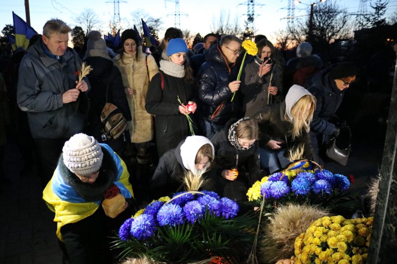 Запорожцы пришли со свечами и колосками пшеницы на митинг-реквием в память о жертвах Голодомора