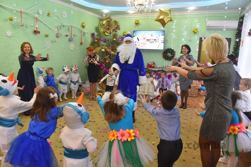 Детям из запорожского "Солнышка" подарили новогоднюю сказку