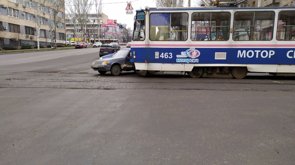 Трамвай протаранил легковушку / фото: Tg-канал Запорізька Спільнота