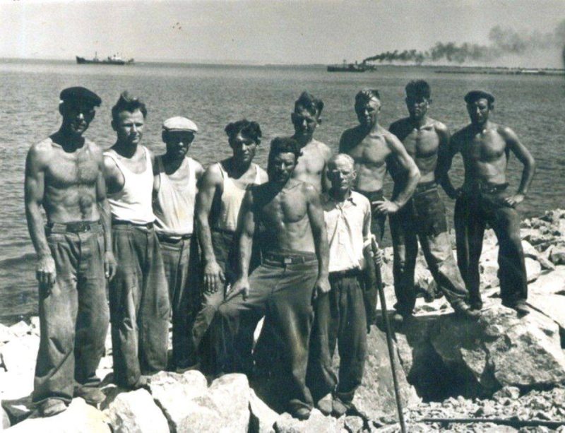 1958 год. Каменщики - строители защитных дамб Каховского водохранилища