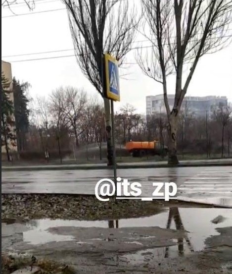 В Запорожье поливали газон и деревья под дождем / фото: @its_zp