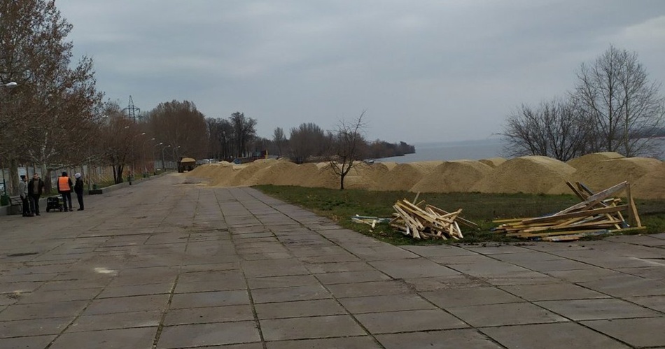 Уже завезли песок / фото: fb Районна адміністрація Запорізької міської ради по Дніпровському району