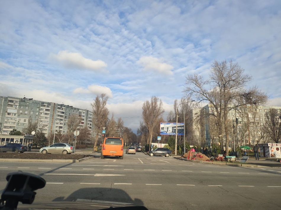 Прямо с парковки на Запорожскую можно ехать, но с первого ряда / фото: Vgorode
