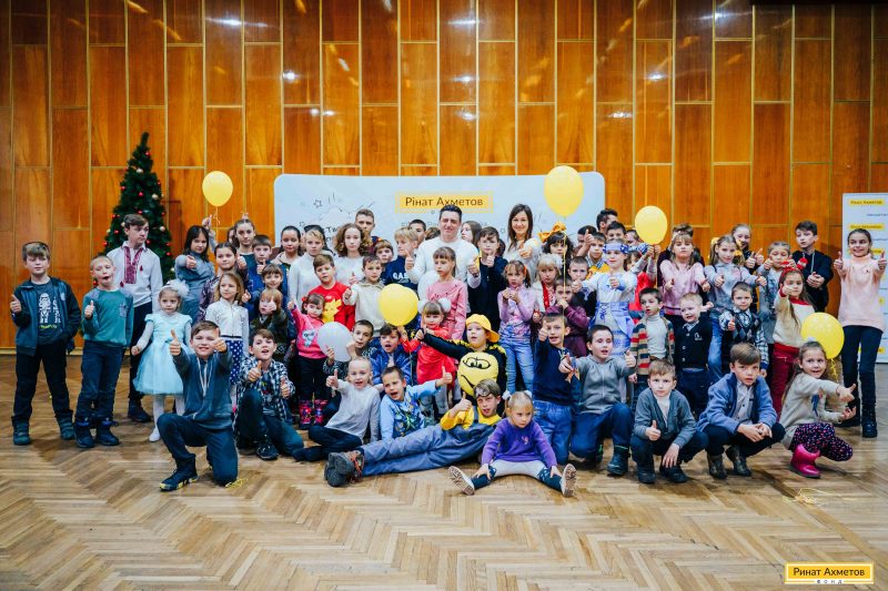 Среди ребят, приглашенных на праздник «Академия супергероев» в рамках Акции «Ринат Ахметов – Детям!» – мальчики и девочки из детских домов семейного типа и дети