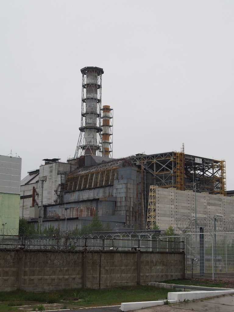 Саркофаг над 4-м энергоблоком ЧАЭС (объект «Укрытие»). Фото 2013 года