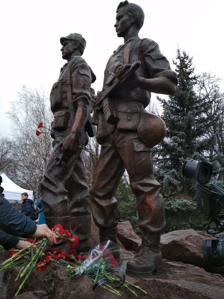 Возле памятника воинам, погибшим в Афганистане и других локальных войнах, собрались десятки запорожцев