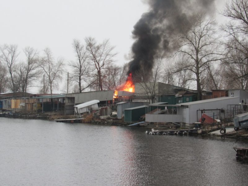 В Запорожье огонь на Набережной тушили четыре пожарные машины - видео, фото
