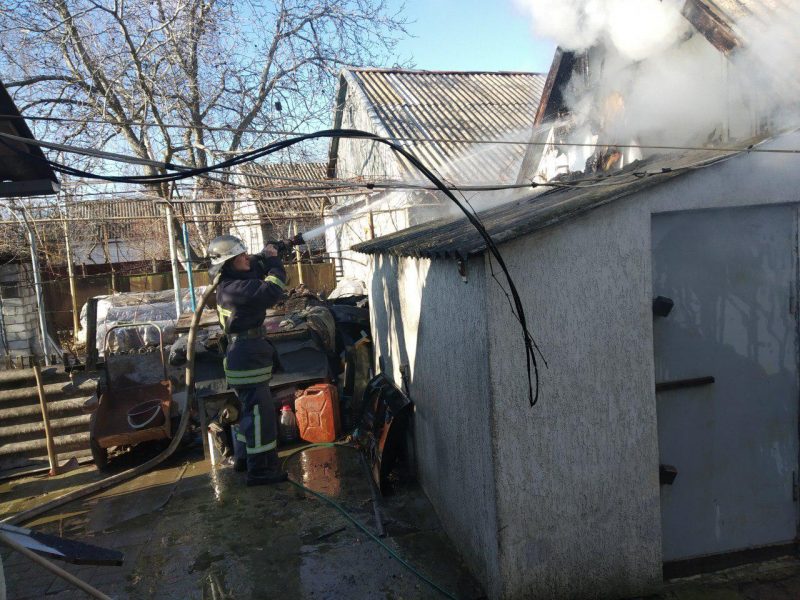 В Запорожской области горел частный дом - фото