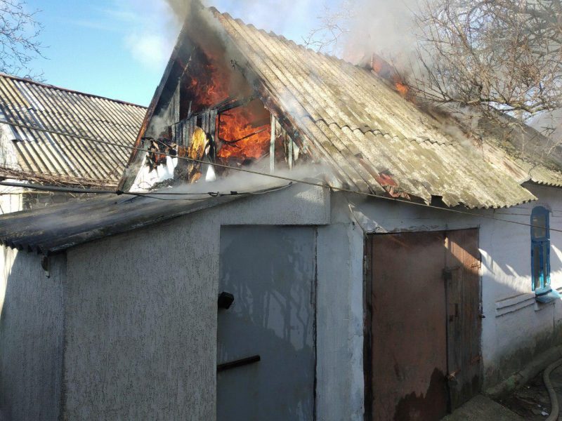 В Запорожской области горел частный дом - фото