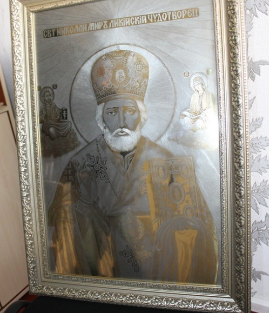 художник выгравировал уникальную икону Святого Николая