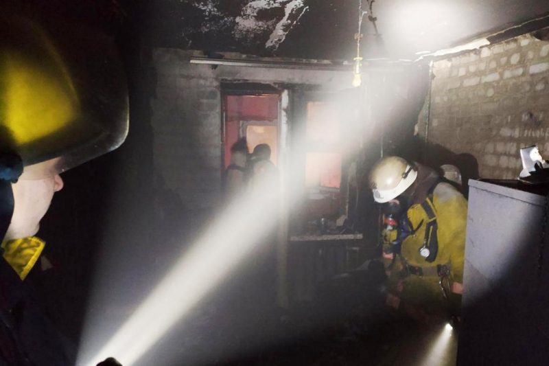 В Запорожской области из пожара спасли женщину и троих детей