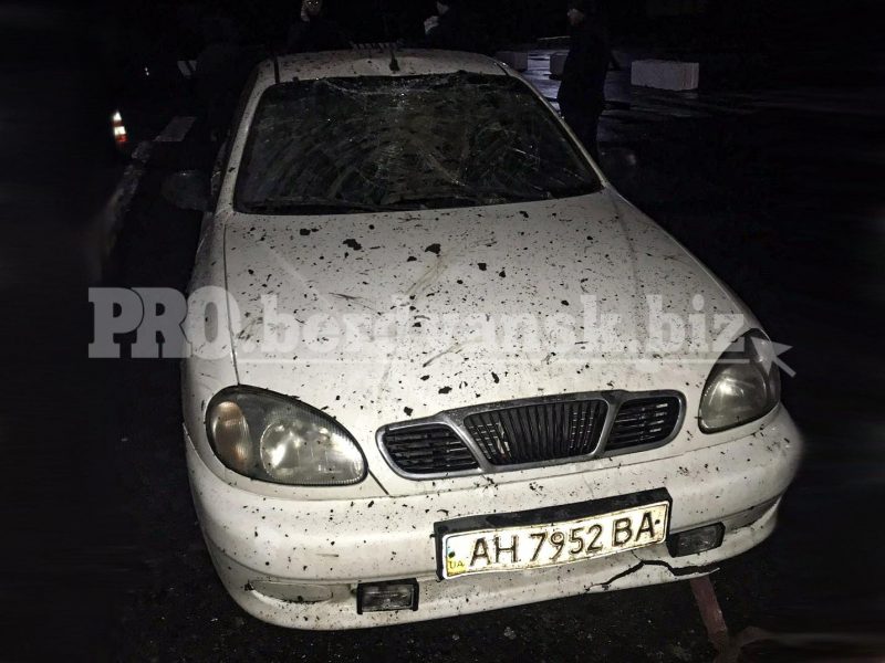 В Запорожской области пьяный мужчина разбил стекло на заправке и бросился под машину 