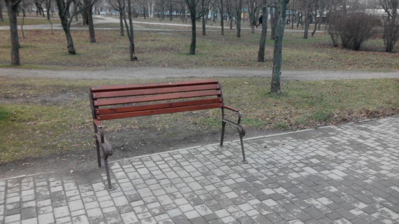 Неизвестные повредили скамейки и урны в парке Гагарина
