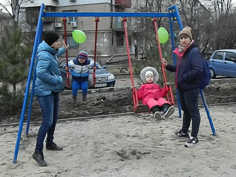 На улице Нижнеднепровской обустроили детскую площадку и высадили сосны