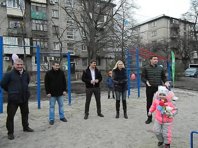 На улице Нижнеднепровской обустроили детскую площадку и высадили сосны