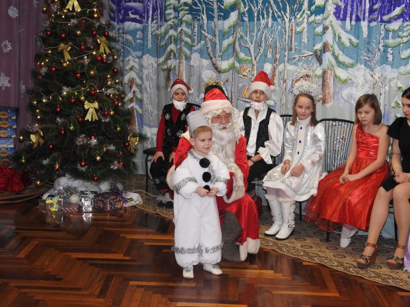 Запорожские дети вместе с Царевной Несмеяной искали Деда Мороза