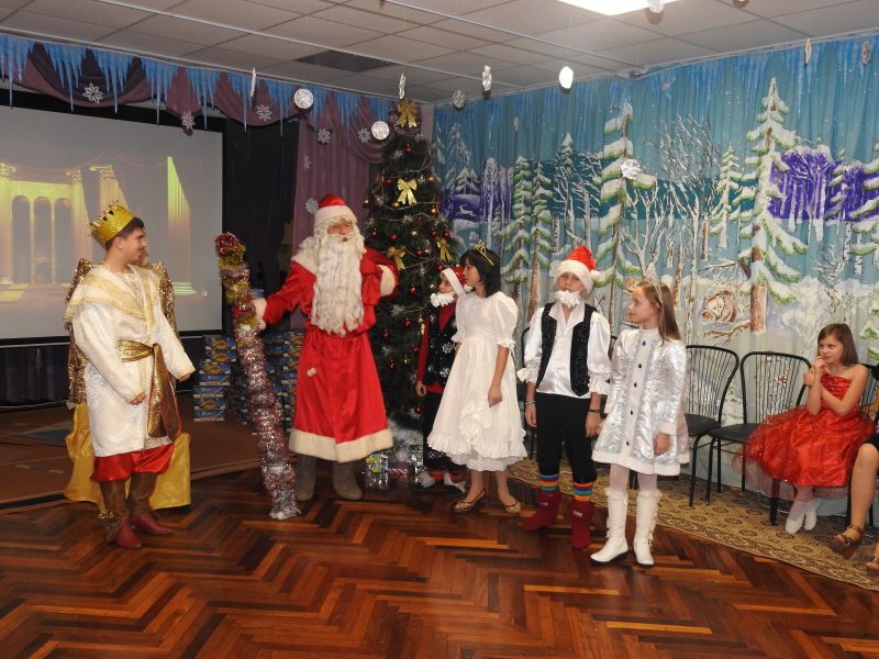 Запорожские дети вместе с Царевной Несмеяной искали Деда Мороза
