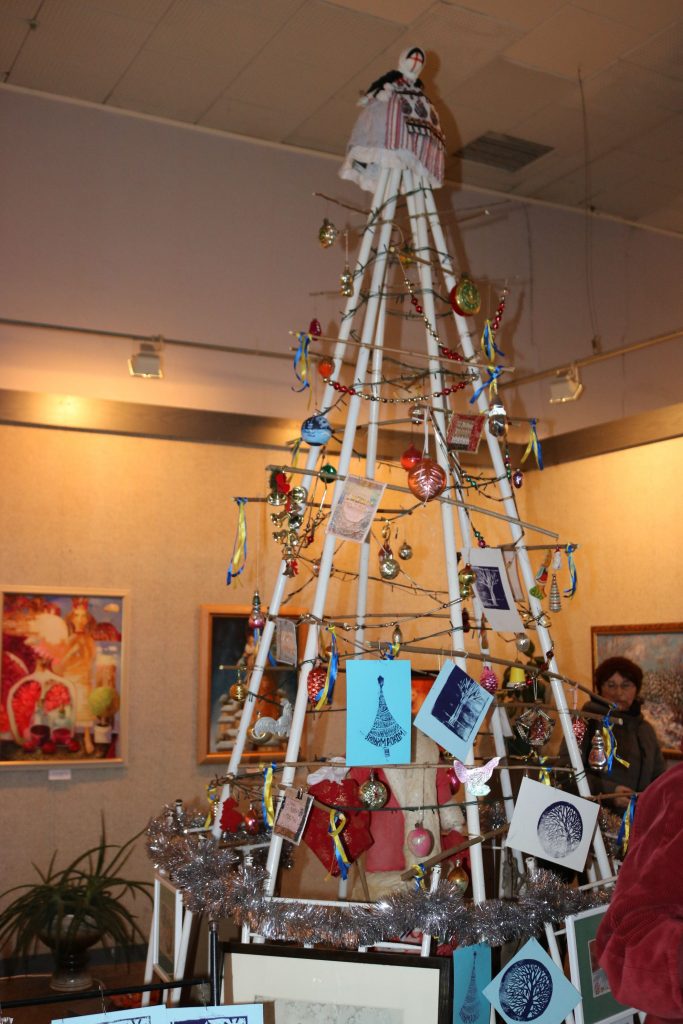 Запорожские художники открыли Рождественскую выставку