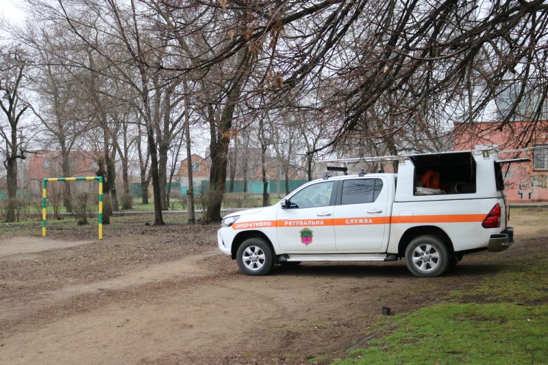 Запорожские спасатели учили детей, как вести себя в горящей школе