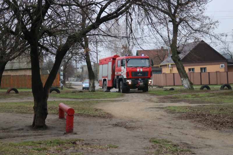 Запорожские спасатели учили детей, как вести себя в горящей школе