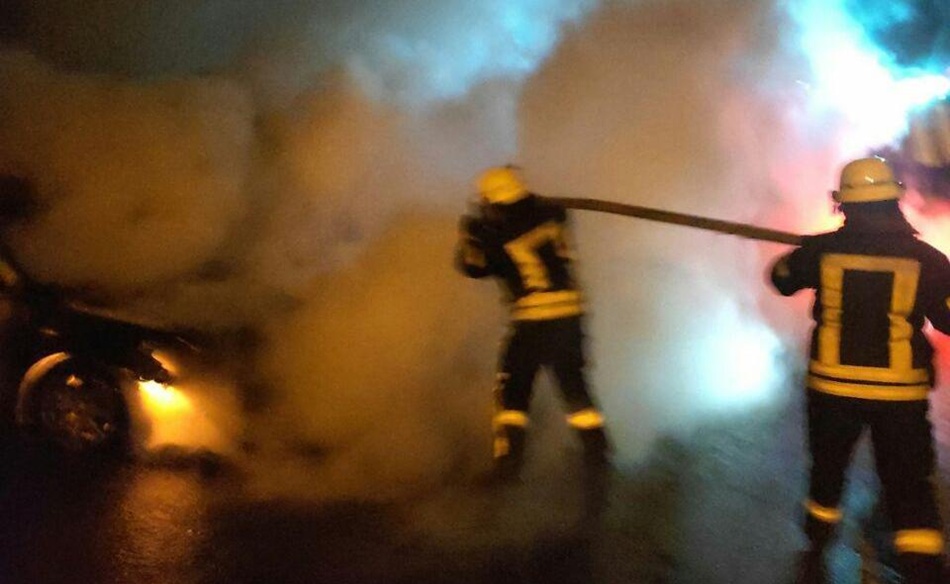 В Запорожье ночью в разных частях города горели машины / фото: ГСЧС