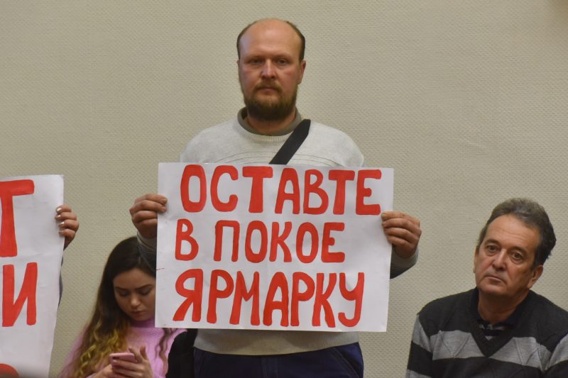 Несколько активистов пришли отстаивать свою позицию на сессии Запорожского горсовета.