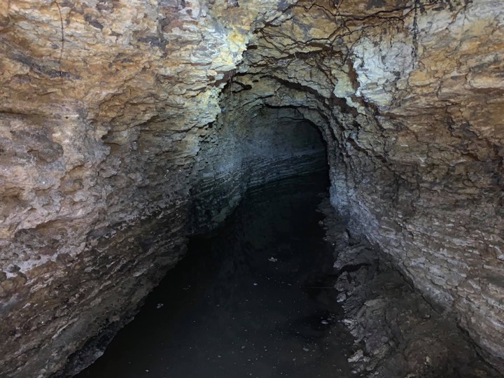 Вот так выглядят внутри пещеры духоборов в селе Терпенье
