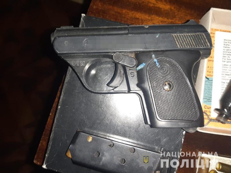 В Запорожье неизвестные с пистолетом в руках совершили разбойное нападение 