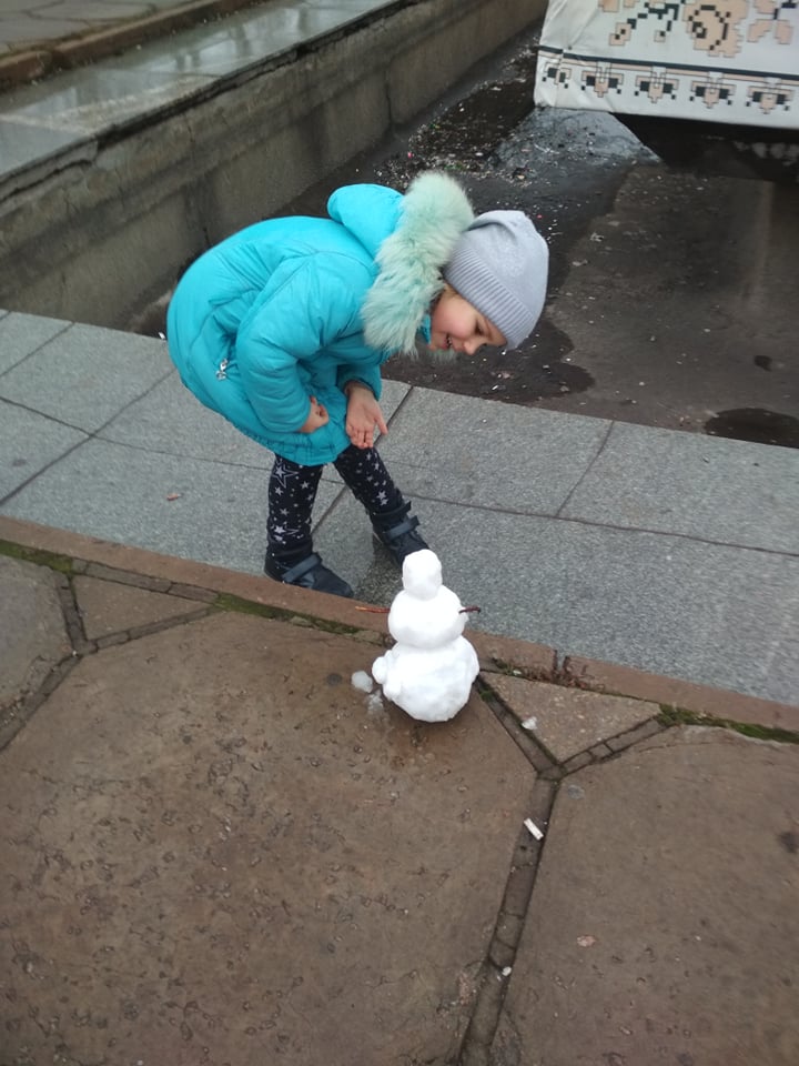 В Запорожье на площади Фестивальной слепили миниатюрного снеговика - фото