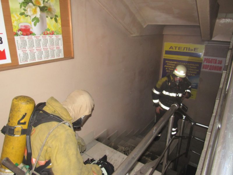Пожар произошел в четырехэтажном офисном здании в Александровском районе