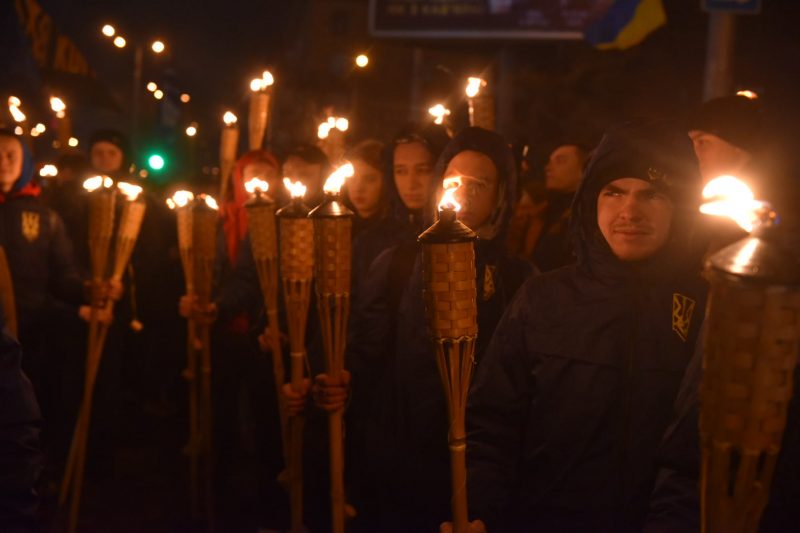 Участники памятного шествия прошли от площади Маяковского до площади Героев