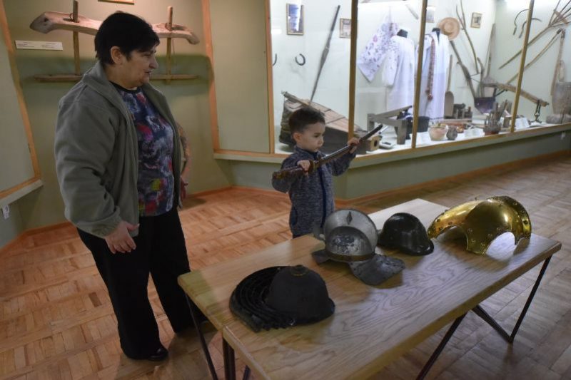 В Запорожском областном краеведческом музее можно сфотографироваться в японском шлеме и почувствовать себя казаком