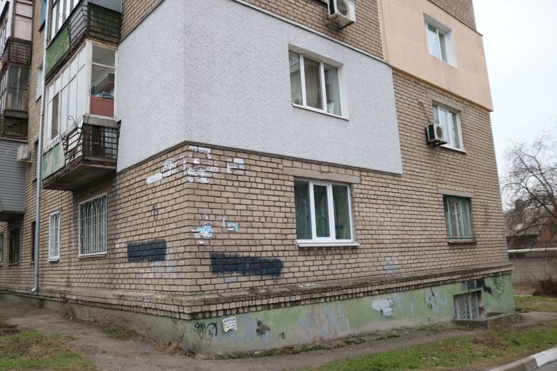 В Запорожье зарисовали рекламу наркотиков на фасадах домов