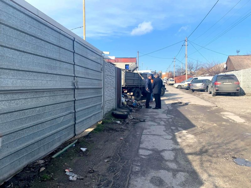 В Запорожье жители района и торговцы устроили стихийную свалку