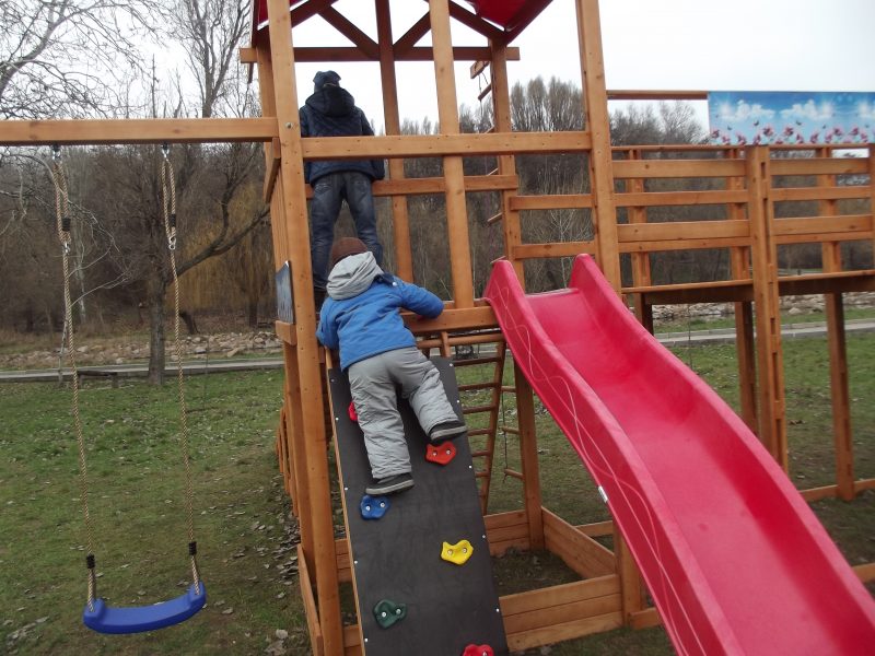 В Запорожском парке новая детская площадка обрадовала детей и взрослых