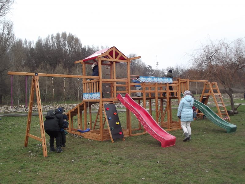В Запорожском парке новая детская площадка обрадовала детей и взрослых