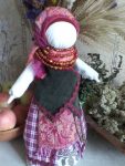 Запорожанка делает кукол в оригинальных головных уборах