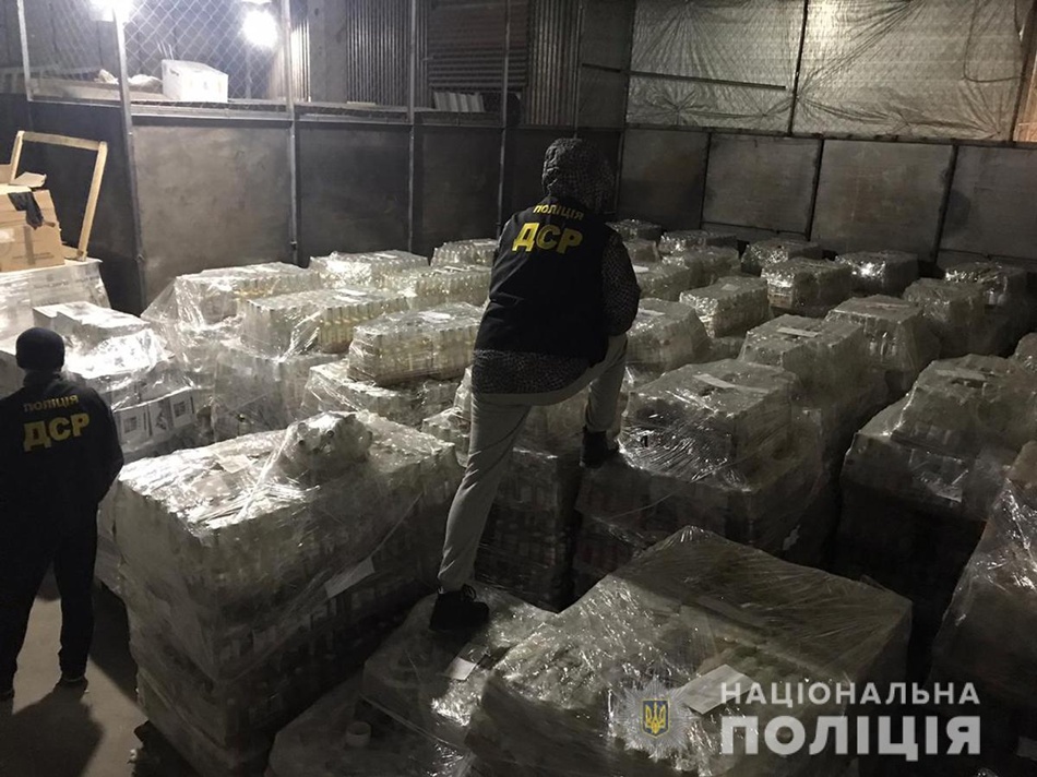 В Запорожье изъяли почти 50 тысяч бутылок водки с поддельным акцизом. Фото: ГУНП
