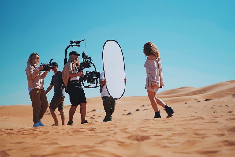 Запорожская певица Alyosha сняла новый клип в пустыне