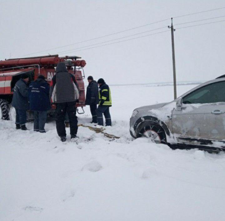 В Васильевском районе машины застряли в снегу. Фото: ГСЧС