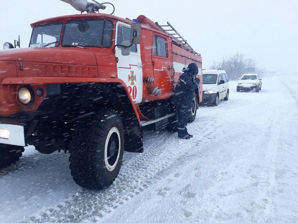 В Ореховском районе также помогали свысвободить машины из 